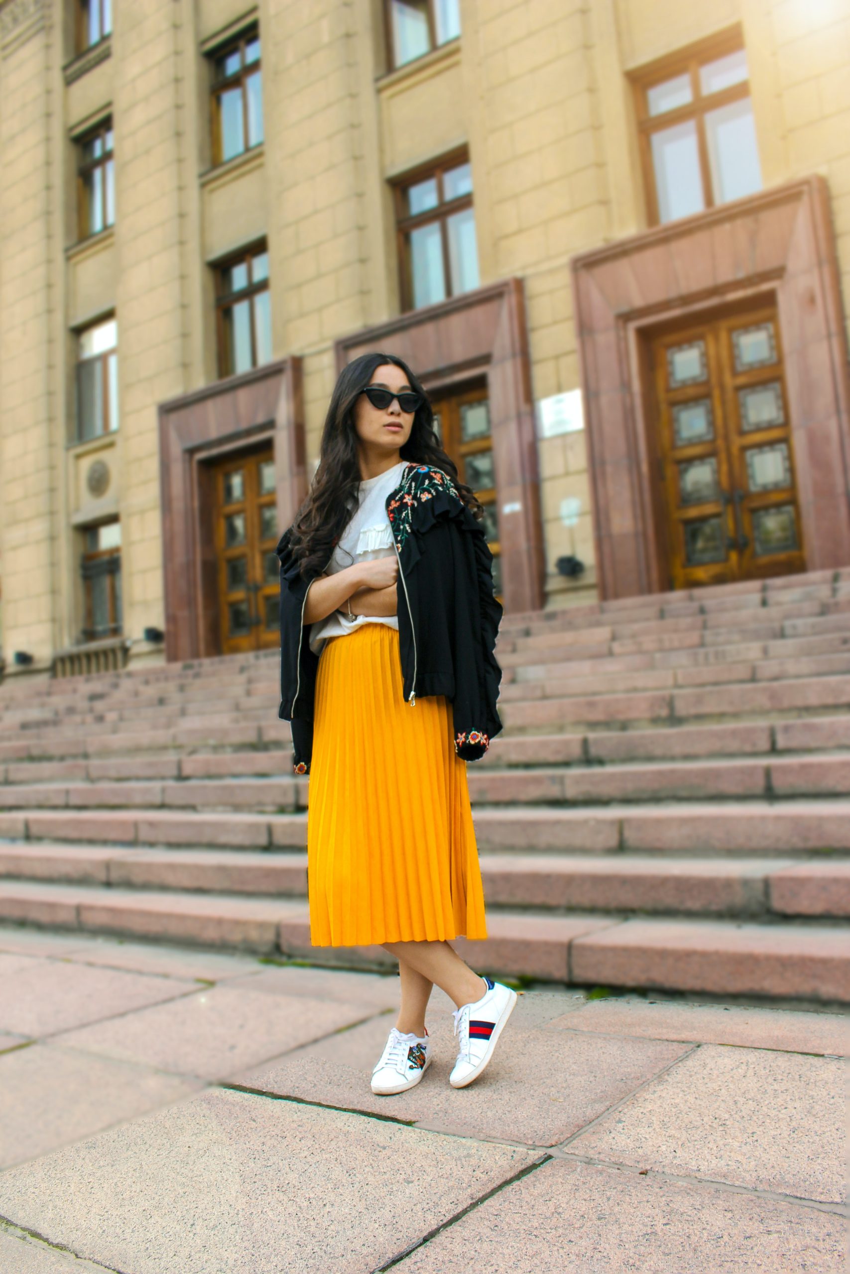 Model in Jacket and yellow froque